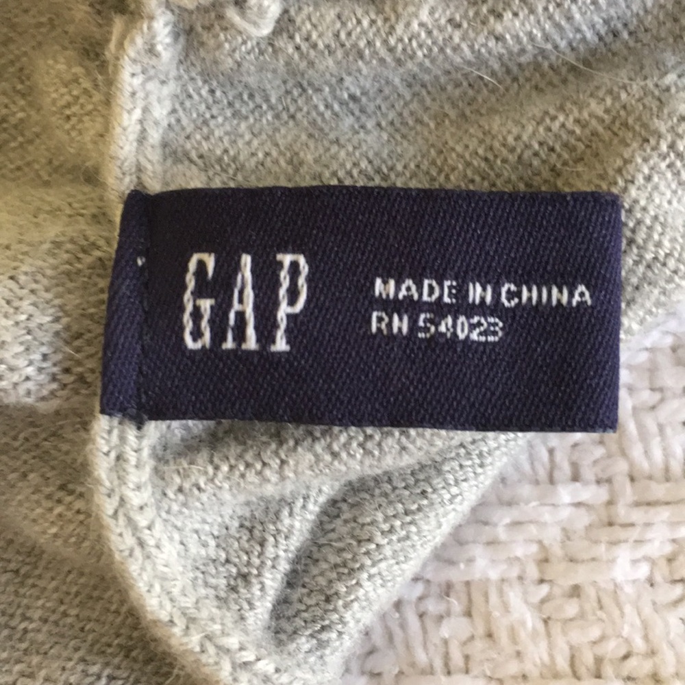 GAP Grey Ruffle Scarf - Picture 3 of 4